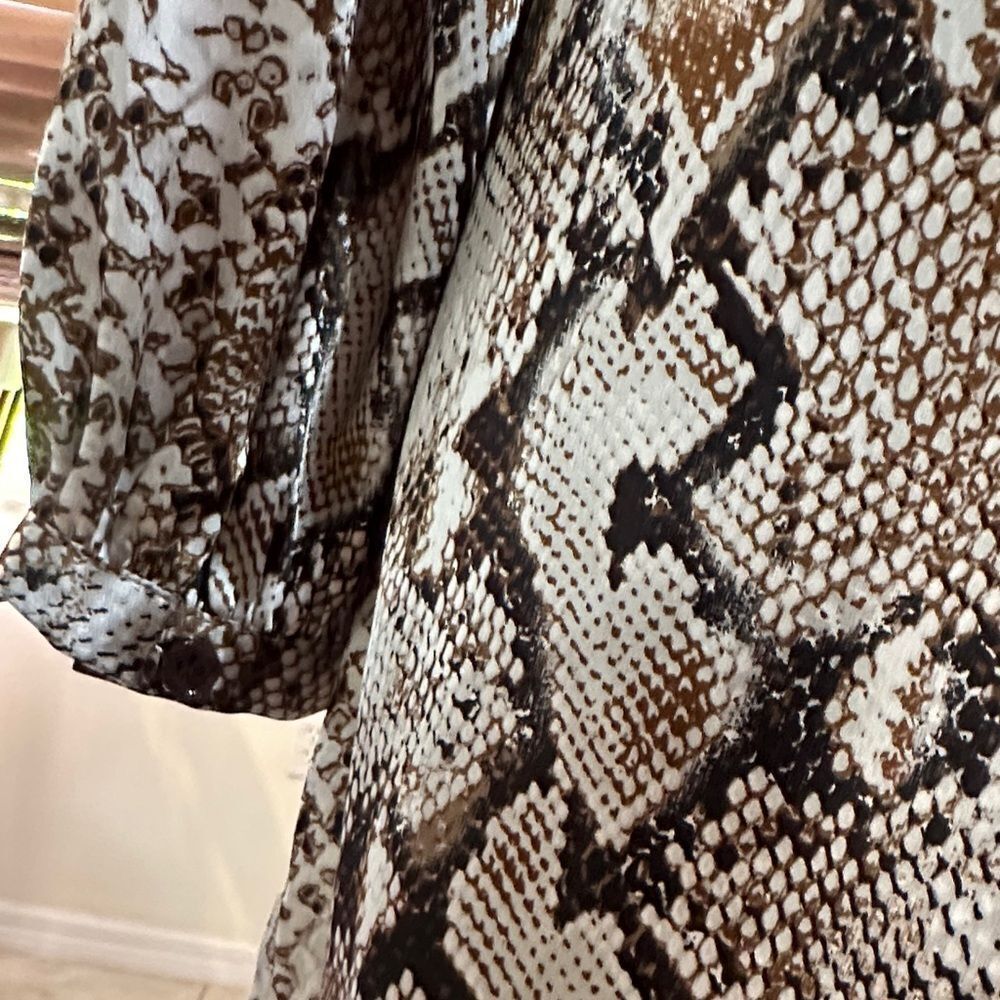 Chico’s Silver/Bronze Snake Print Sateen Long Sleeve Tunic Size 1-Medium - Picture 12 of 14